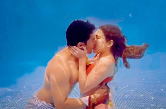 सारा अली खान को पानी के अंदर Kiss करते देख सैफ अली खान ने कह दी ये बड़ी बात