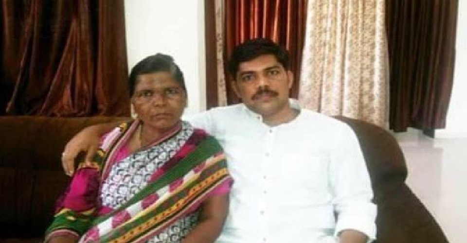 कभी माँ के साथ गलियों में घूम कर बेचता था चूड़ी, अब बना आईएएस