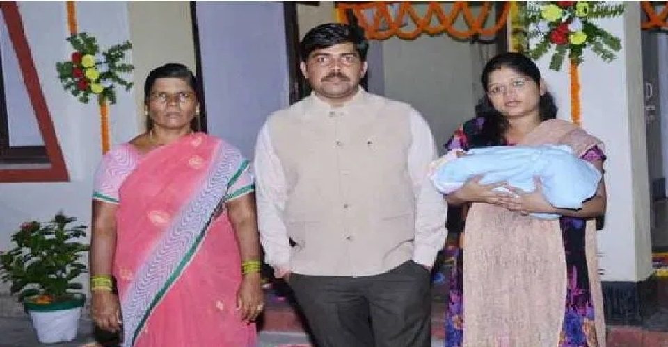 कभी माँ के साथ गलियों में घूम कर बेचता था चूड़ी, अब बना आईएएस