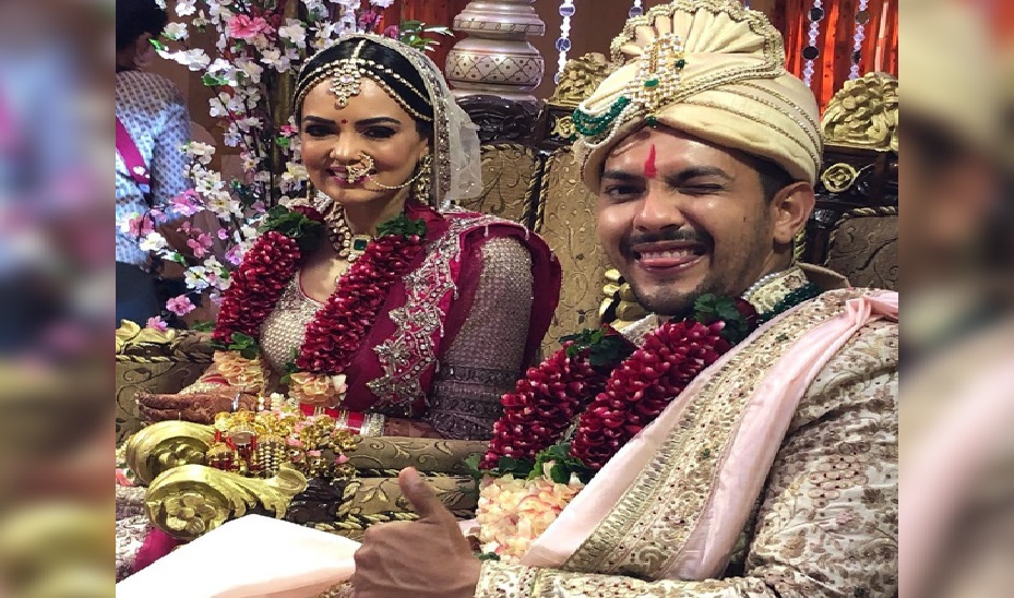 आदित्य की शादी में वरमाला के दौरान घटी ऐसी घटना, सबके सामने होना पड़ा शर्मिंदा