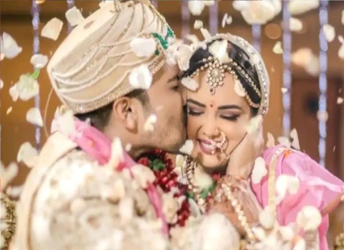 शादी के 1 हफ्ते भी न बीते और बदल गये आदित्य नारायण के सुर, पत्नी को दी मायके भेजने की धमकी