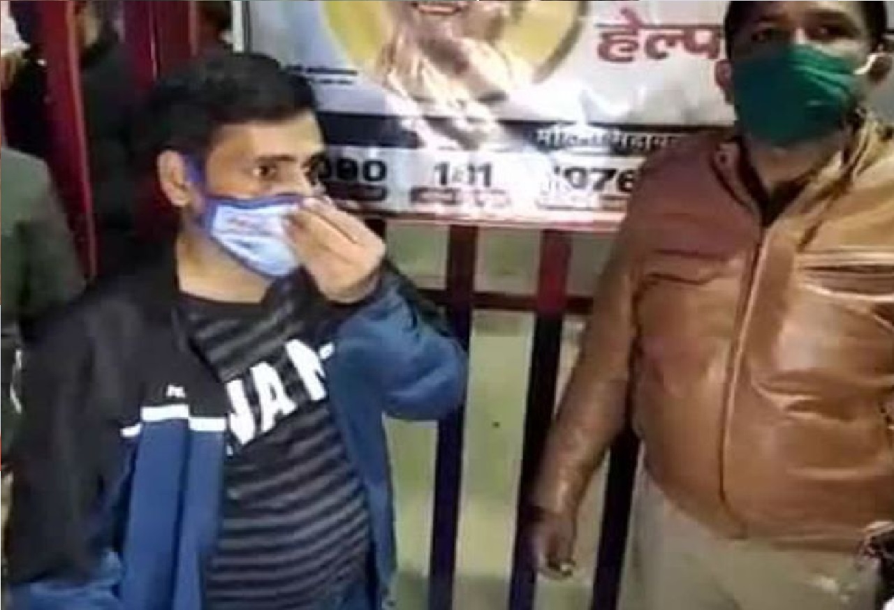 सेक्स वर्कर के साथ युवक को पकड़ सस्पेंड सिपाही ने किया ये गंदा काम, पर्दाफाश होते ही शर्म से झुक गया सिर