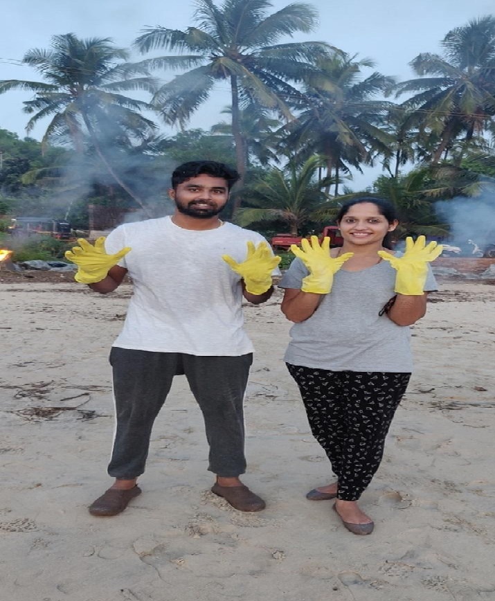 हनीमून की जगह इस नवविवाहित जोड़ें ने सफाई करने का लिया फैसला