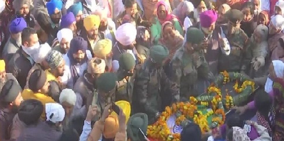 पिता दिल्ली में किसानो के हित के लिए कर रहे थे प्रोटेस्ट, बेटा सीमा पर हुआ देश के लिए शहीद
