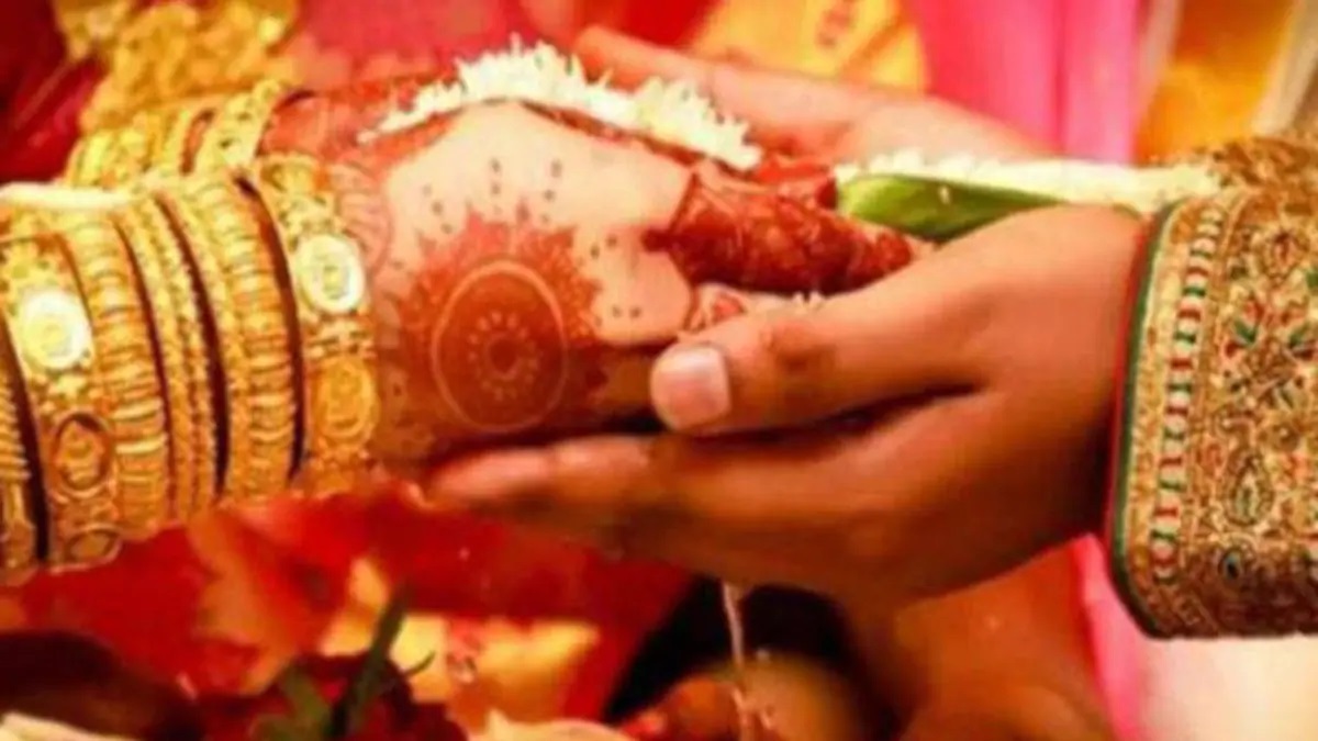 सलाम है ऐसी बेटी को दिव्यांग युवक को चुना जीवन साथी, व्हील चेयर पकड़ कर लड़की ने लिए फेरे