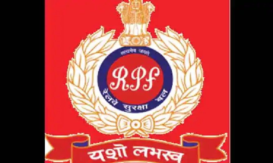 आरपीएफ जवान ने रेलवे ट्रैक पर कूद कर बचाई महिला की जान, देखें वीडियो