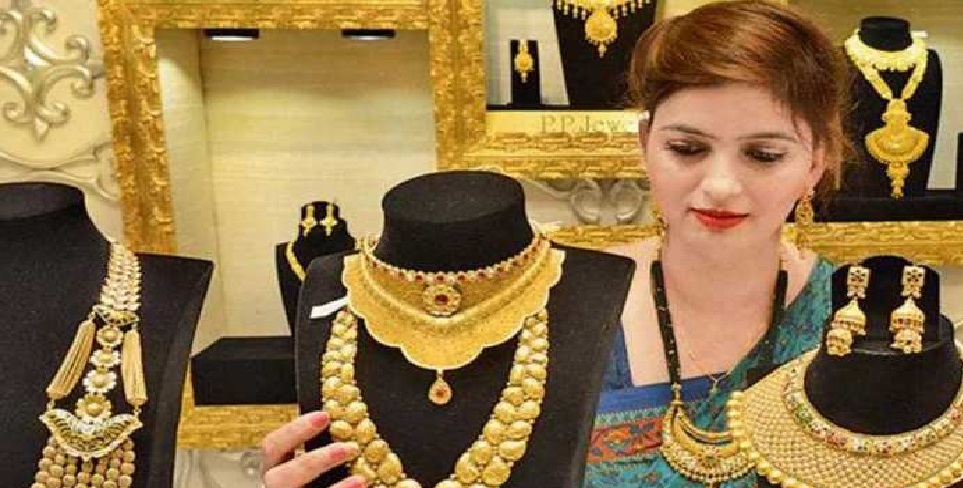 सोने चांदी के भाव में आ रही गिरावट, इस कारण से सोना होगा सस्ता