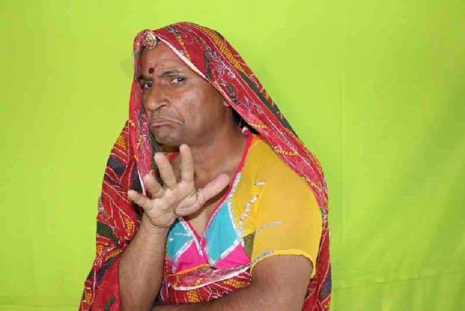 राजस्थान की इस दादी ने अपने गाँव को ही बॉलीवुड बना कर की लाखों में कमाई