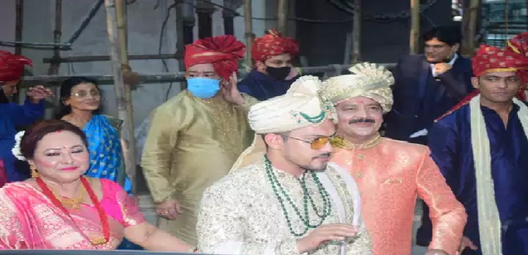पापा मम्मी संग बारात लेकर झूमते हुए निकले आदित्य नारायण, देखें तस्वीरें