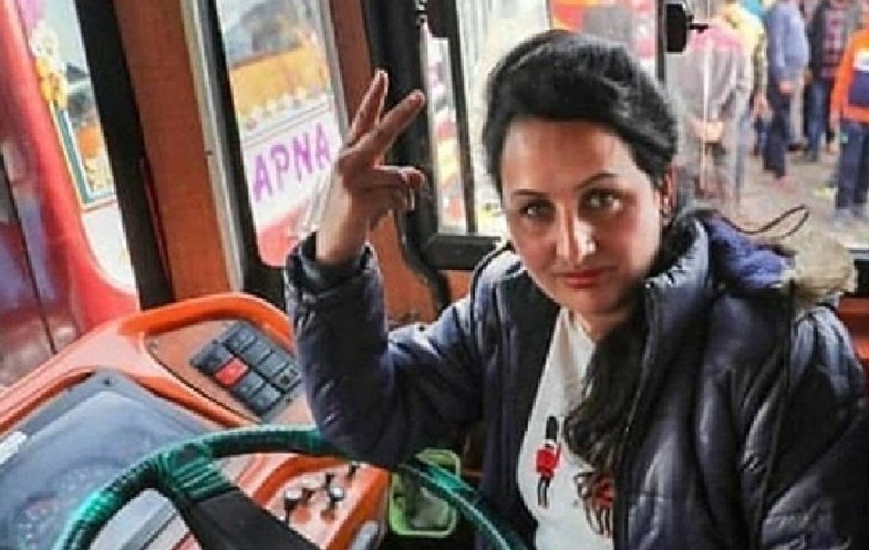 कश्मीर की पहली महिला बस ड्राइवर ने रचा इतिहास, ट्रक भी चला चुकी हैं पूजा