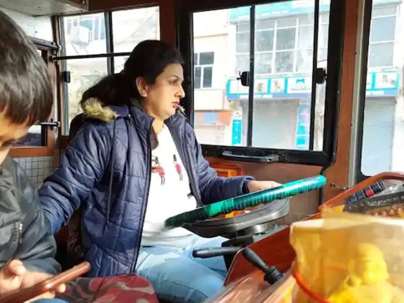 कश्मीर की पहली महिला बस ड्राइवर ने रचा इतिहास, ट्रक भी चला चुकी हैं पूजा
