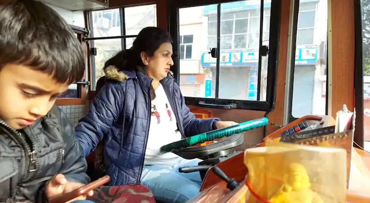 कश्मीर की पहली महिला बस ड्राइवर ने रचा इतिहास, ट्रक भी चला चुकी हैं पूजा