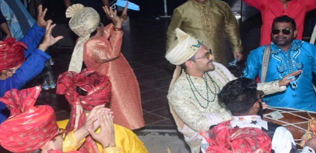 पापा मम्मी संग बारात लेकर झूमते हुए निकले आदित्य नारायण, देखें तस्वीरें