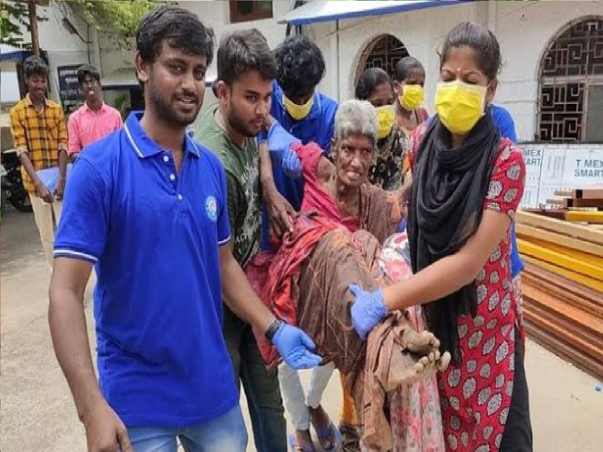 26 साल के इस प्रोफेसर ने बदल दी कई भिखारियों की जिंदगी, 572 को दी नौकरी तो 5000 से ज्यादा को दी जीने की नई उम्मीद