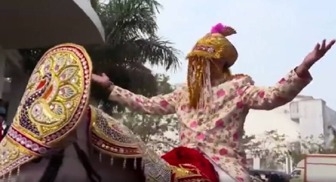 पापा मम्मी संग बारात लेकर झूमते हुए निकले आदित्य नारायण, देखें तस्वीरें