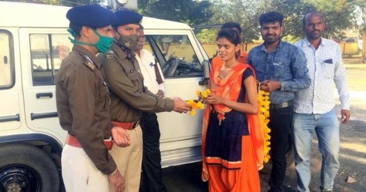 युवती को मिला नोटों से भरा बैग, फिर आगे जो हुआ देखकर हो जायेंगे हैरान