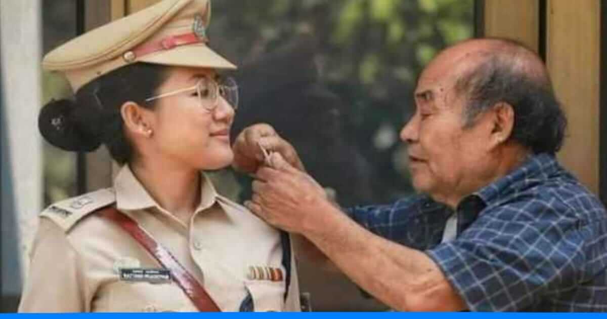 अफसर बिटिया की खाकी वर्दी पर लगे स्टार को निहारते हुए पिता की तस्वीर वायरल,