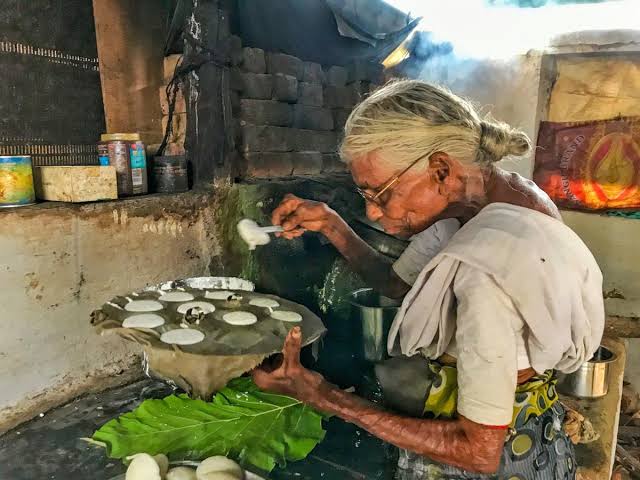 लॉकडाउन के समय भी नही झुकी बूढ़ी अम्मा, आज भी 1 रुपये में खिलाती हैं इडली-सांभर