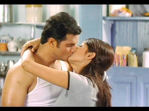 बॉलीवुड की दुनिया के इन मशहूर किसिंग सींस ने लगाई थी स्क्रीन पर आग, मल्लिका शेरावत और करिश्मा ने किए थे काफी लंबे किस