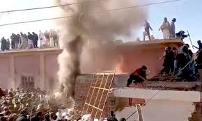 पाकिस्तान में हिंदू मंदिर को किया आग के हवाले, 'अल्लाह-हू-अकबर' का नारा लगाते हुए तोड़ा, देखें वीडियो