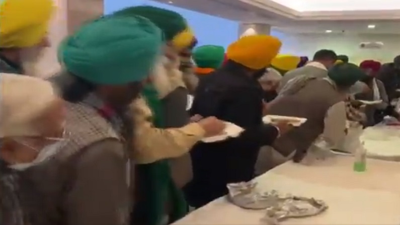 बैठक के दौरान किसानों ने ठुकरा दिया सरकार का खाना, बोले- हम अपना खाना साथ लाए हैं