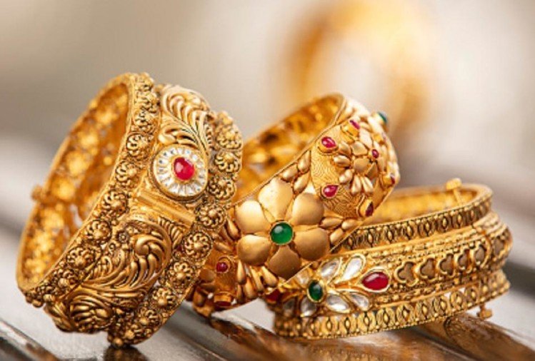 Gold Price Today: सोने के भाव में लगातार गिरावट, चाँदी हुई मजबूत ये है आज का भाव