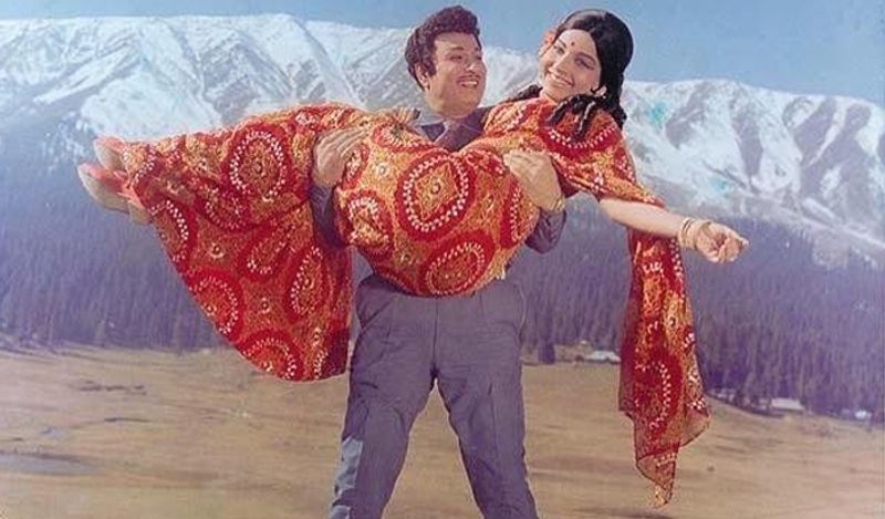 जयललिता के प्यार में पागल था ये शख्स सबके सामने उठा लिया था गोंद