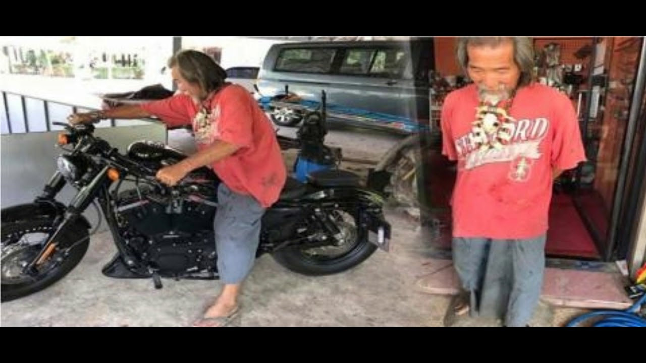 भिखारी समझकर शोरूम से निकाला बाहर, फिर उसने 12 लाख की बाइक खरीद सिखाया सबक