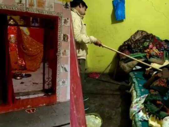 मंदिर में हुआ चमत्कार, चोर ने चोरी की फिर वही सोया, सुबह दरोगा ने जगाया तो बताया
