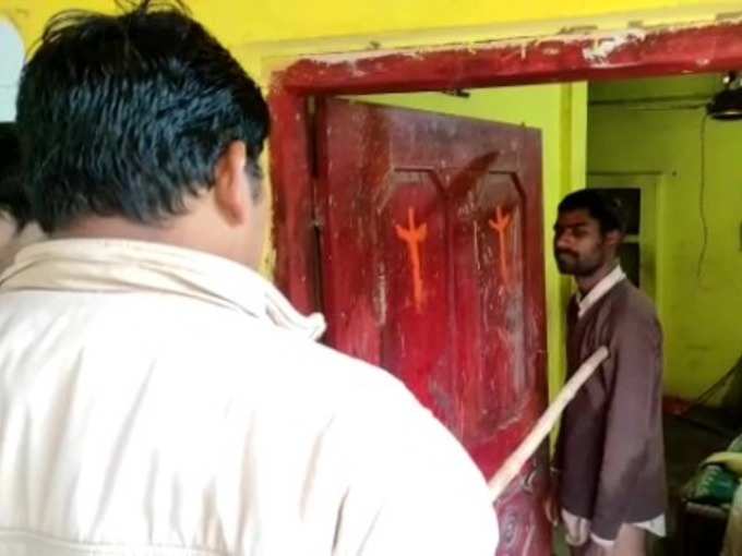 मंदिर में हुआ चमत्कार, चोर ने चोरी की फिर वही सोया, सुबह दरोगा ने जगाया तो बताया