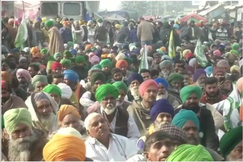 किसान आंदोलन को लेकर कड़ाके की ठंड में सड़क पर बैठे बाप को देख बेटियों ने अमेरिका से भिजवाए 10 लाख रुपए के गर्म कपड़े