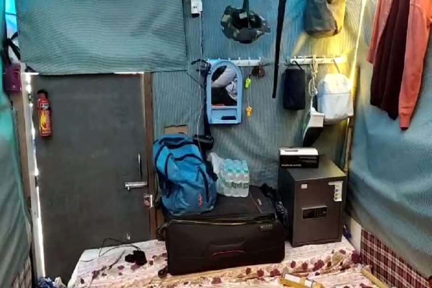 किसान आंदोलन: शाहरुख़ की वैनिटी वैन से कम नहीं है इस किसान की आलीशान ट्रैक्टर ट्राली