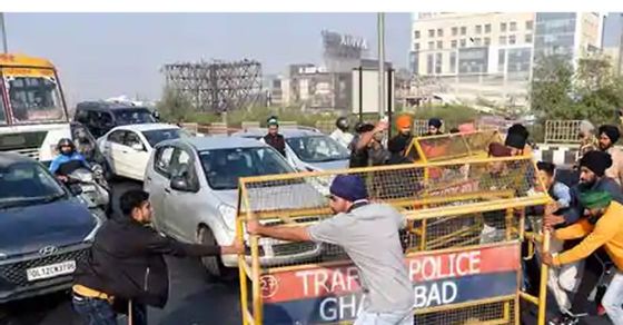 किसान आंदोलन लगातार जारी, नेशनल हाईवे-24 पर ट्रैफिक बंद, जानिए अन्य महत्वपूर्ण जानकारी