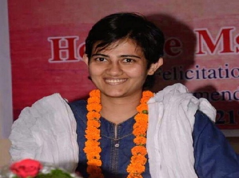 माँ ने दुसरो के घर काम कर पढ़ाया, बेटी ने देश सेवा के लिए छोड़ दिया न्यूयॉर्क की लाखों की नौकरी