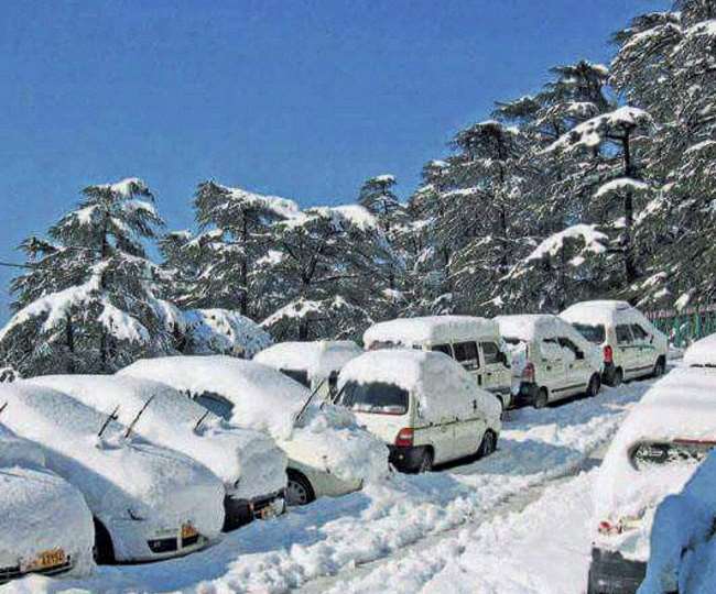 कश्मीर की घाटियों में लगातार बर्फबारी, टूरिस्ट ले रहे स्नो फॉलिंग का आनंद, देखिए तस्वीरें