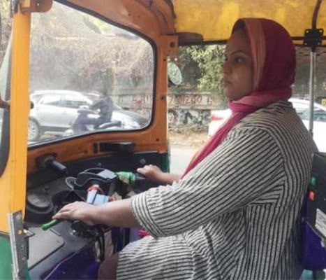 ऑटो चलाकर दिव्यांग बेटी करवा रही है अपने पिता के कैंसर का इलाज़