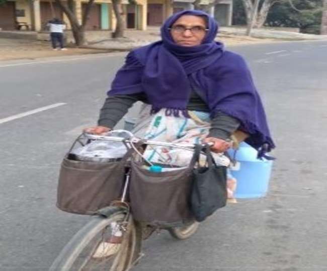 62 साल की शीला बुआ साईकिल से घूमकर बेचती हैं दूध