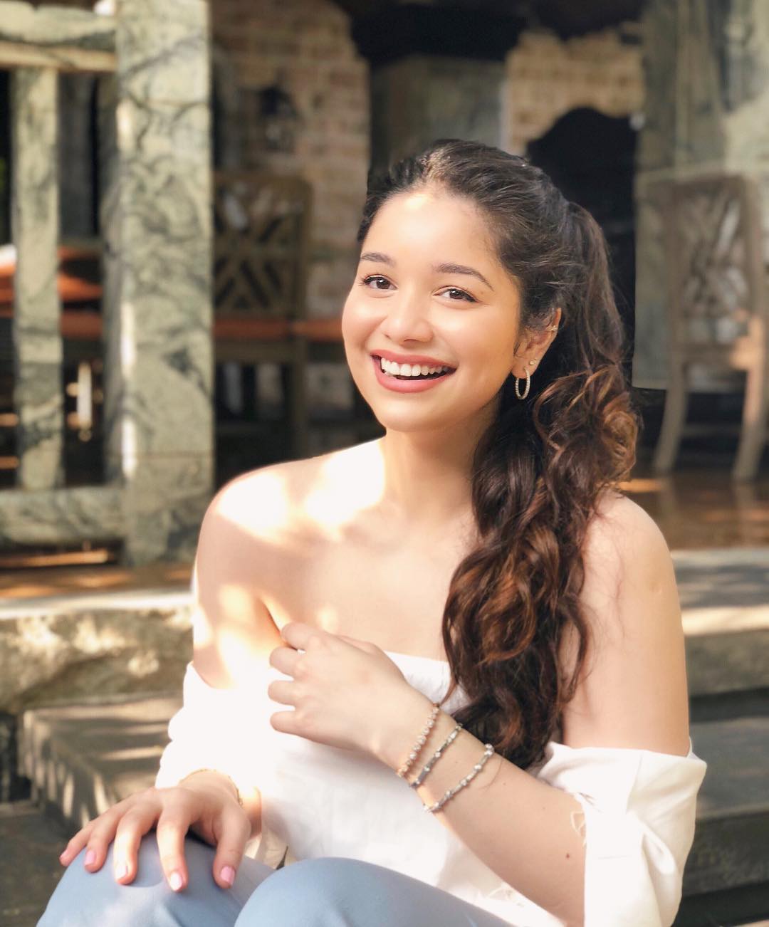 किसी बॉलीवुड एक्ट्रेस से कम नही है सचिन तेंदुलकर की बेटी सारा, देखें ग्लैमरस तस्वीरें