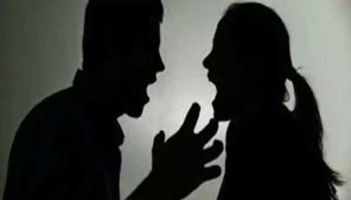 मध्य प्रदेश : घर देर से लौटने पर पति से पत्नी हुई नाराज , सोते समय चेहरे पर डाला खौलता तेल