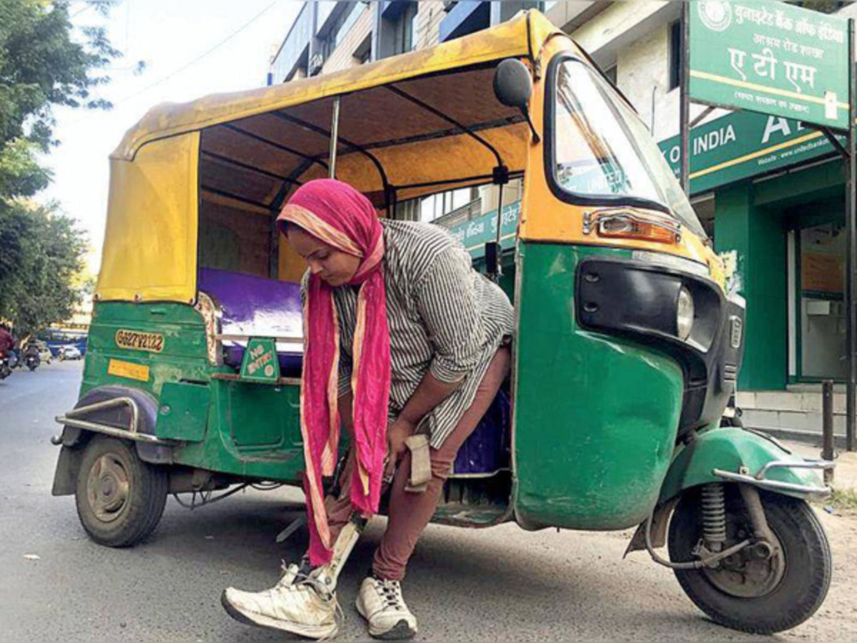 ऑटो चलाकर दिव्यांग बेटी करवा रही है अपने पिता के कैंसर का इलाज़