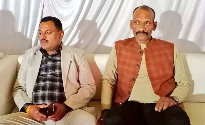 बिकरु कांड : विकास दुबे के माता पिता पहुंचे गांव, तो हुआ ऐसा सलूक