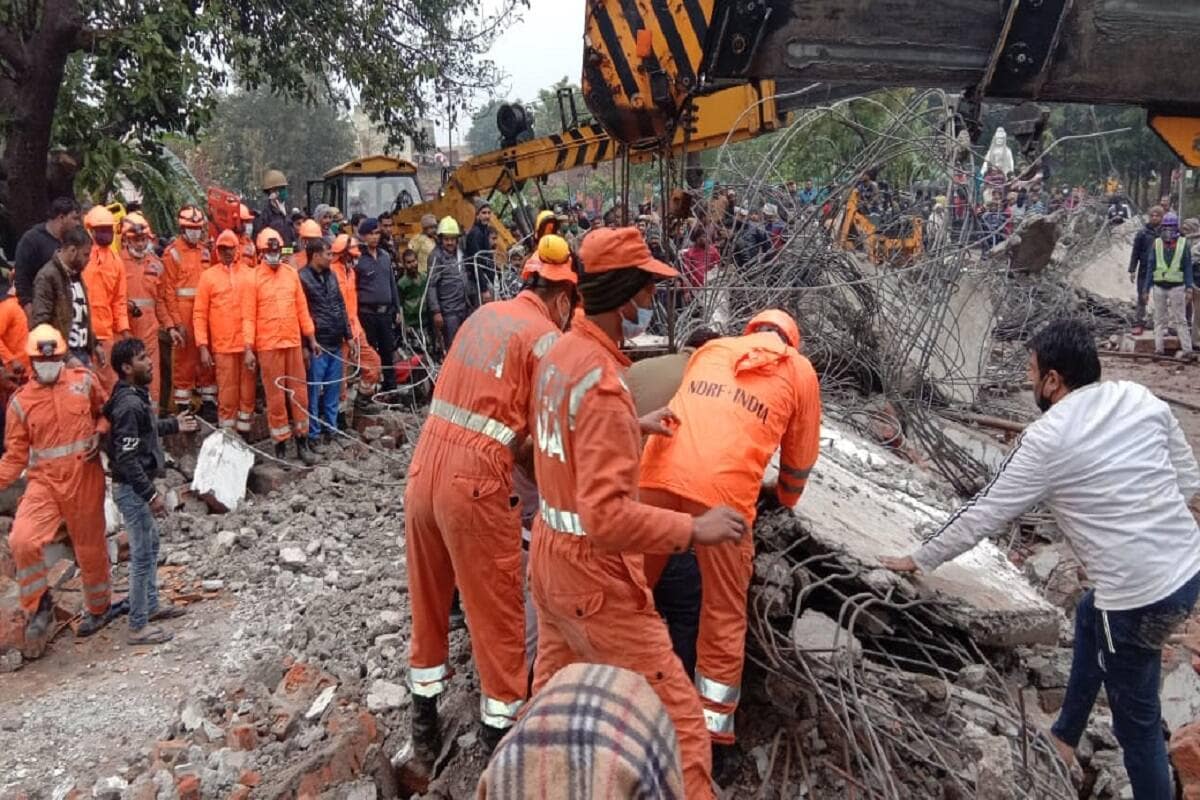 गाजियाबाद हादसे में अब तक 25 लोगों गई जान, सुपरवाइजर समेत तीन गिरफ्तार, ठेकेदार फरार