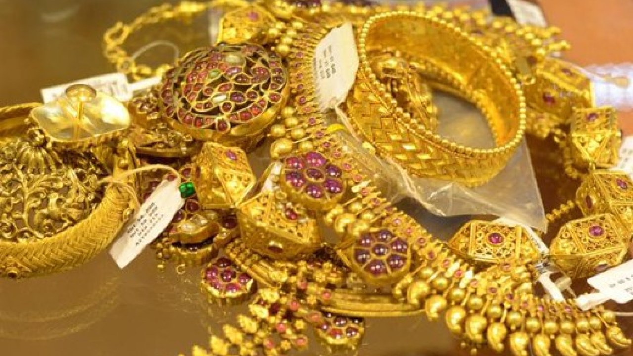 Gold Rate: सोने की कीमत में लगातार हो रही है गिरावट, 8000 रूपये सस्ता मिल रहा है 1 तोला गोल्ड