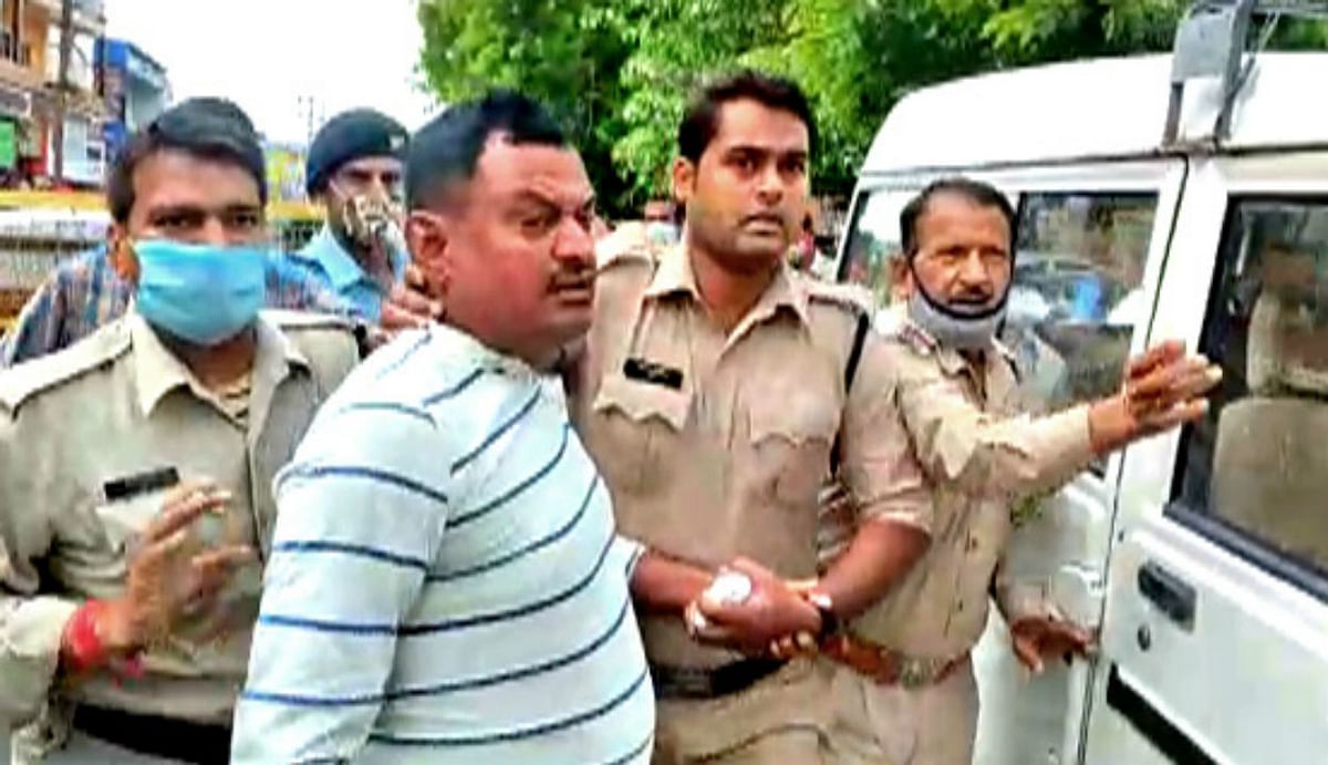 बिकरु कांड : विकास दुबे के माता पिता पहुंचे गांव, तो हुआ ऐसा सलूक