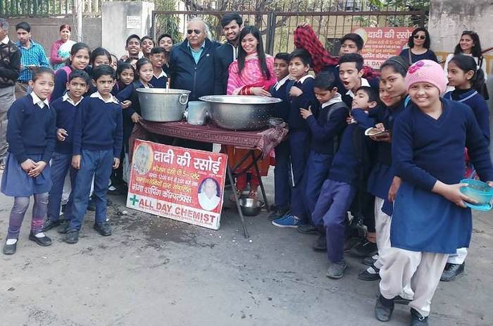 दादी की रसोई में मात्र 5 रूपये में खिलाते हैं खाना, 10 रूपये में देते हैं कपड़े, गरीबों के लिए मसीहा हैं अनूप खन्ना