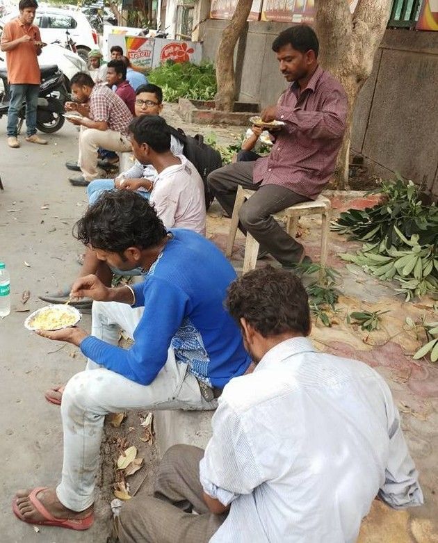 दादी की रसोई में मात्र 5 रूपये में खिलाते हैं खाना, 10 रूपये में देते हैं कपड़े, गरीबों के लिए मसीहा हैं अनूप खन्ना