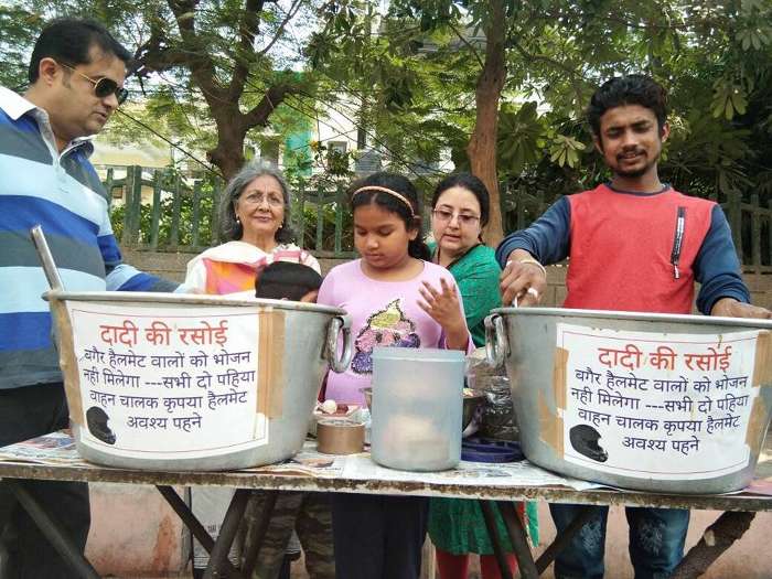दादी की रसोई में मात्र 5 रूपये में खिलाते हैं खाना, 10 रूपये में देते हैं कपड़े, गरीबों के लिए मसीहा हैं अनूप खन्ना