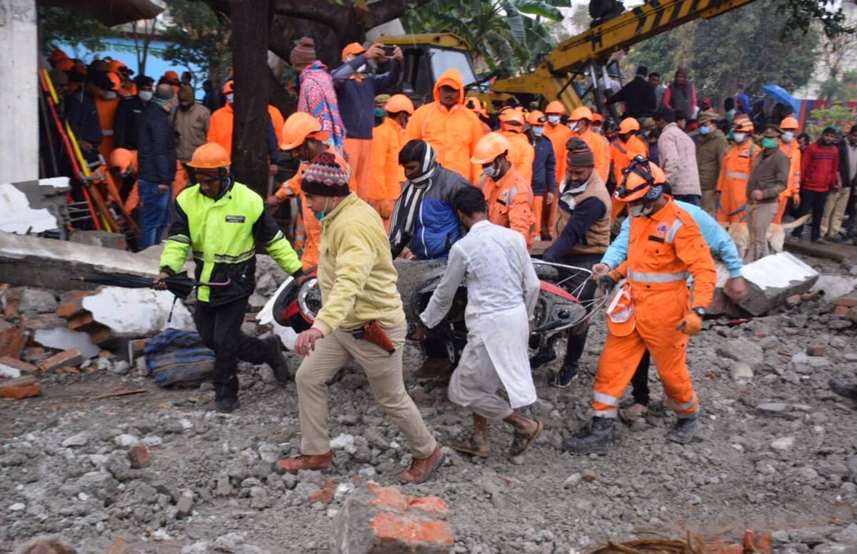 गाजियाबाद हादसे में अब तक 25 लोगों गई जान, सुपरवाइजर समेत तीन गिरफ्तार, ठेकेदार फरार