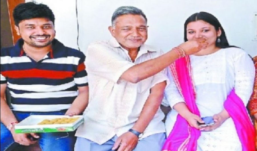 पिता चलाते हैं गांव में छोटी सी दुकान बेटी बिना कोचिंग के बनी Ias