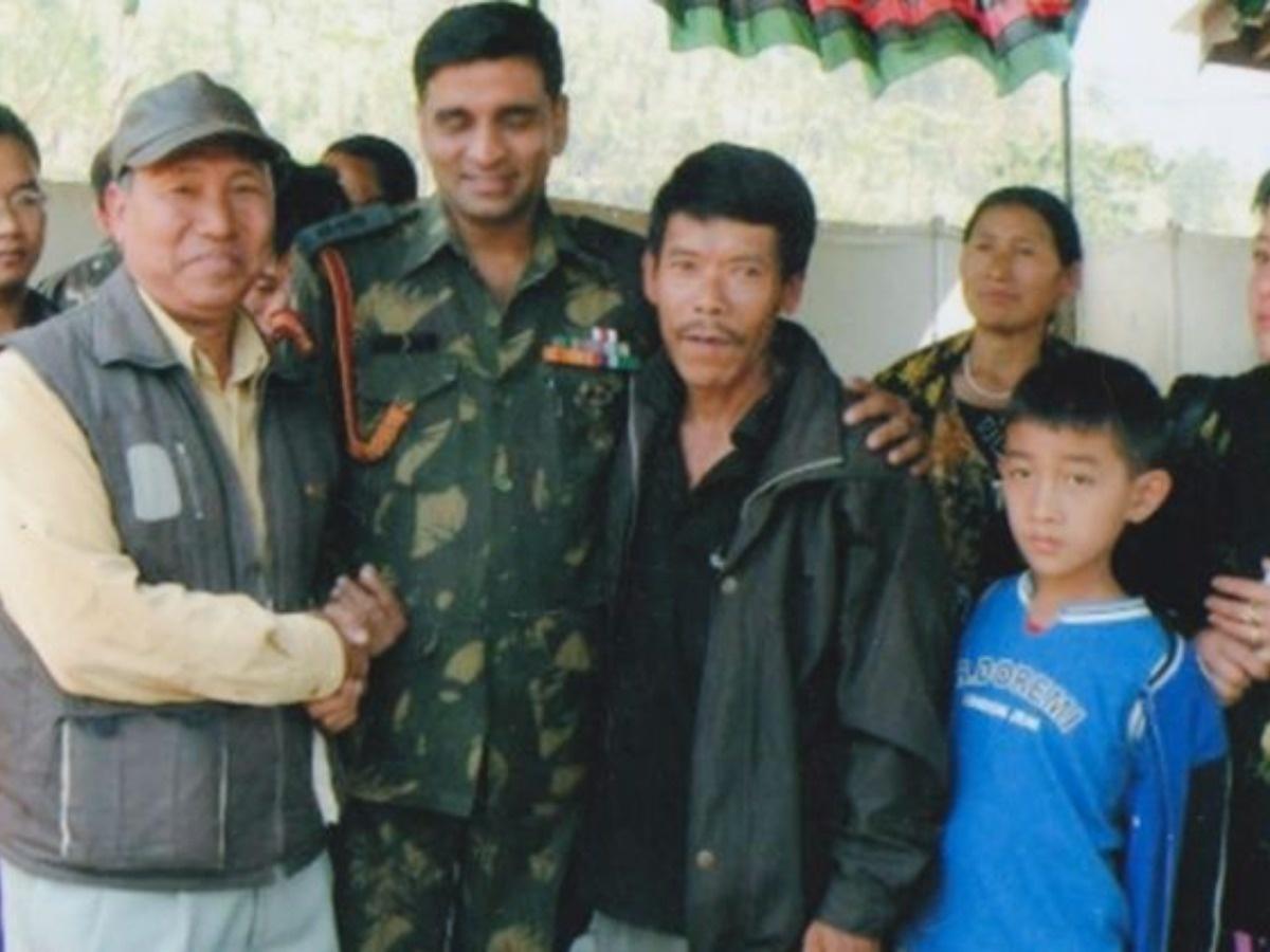 कैप्टन पिल्लई ने दिखाया मानवता, 6 गोली लगने के बाद भी बचाई दो बच्चे की जान